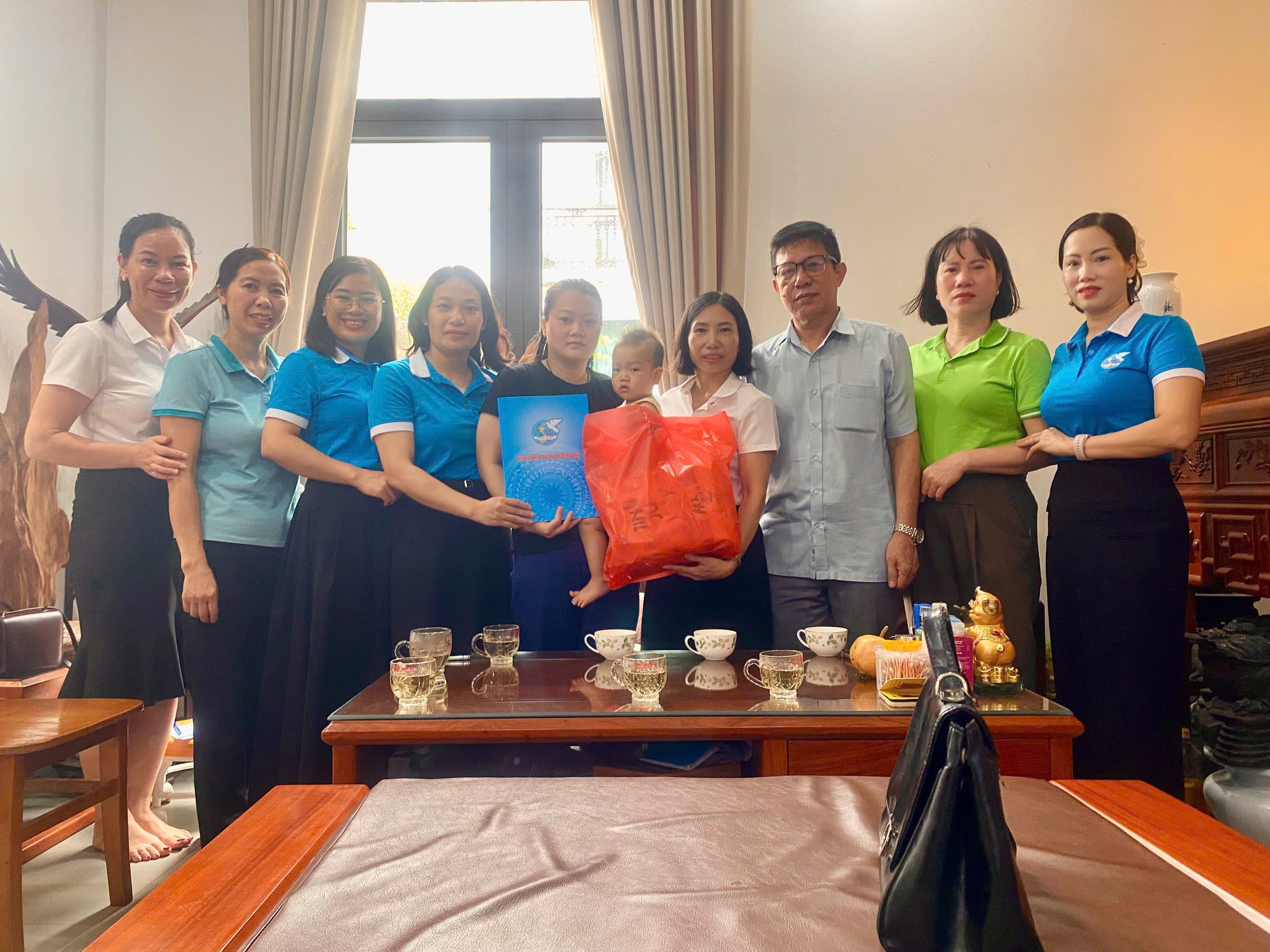 Phụ nữ Hà Nội chăm lo gia đình khó khăn dịp Quốc khánh