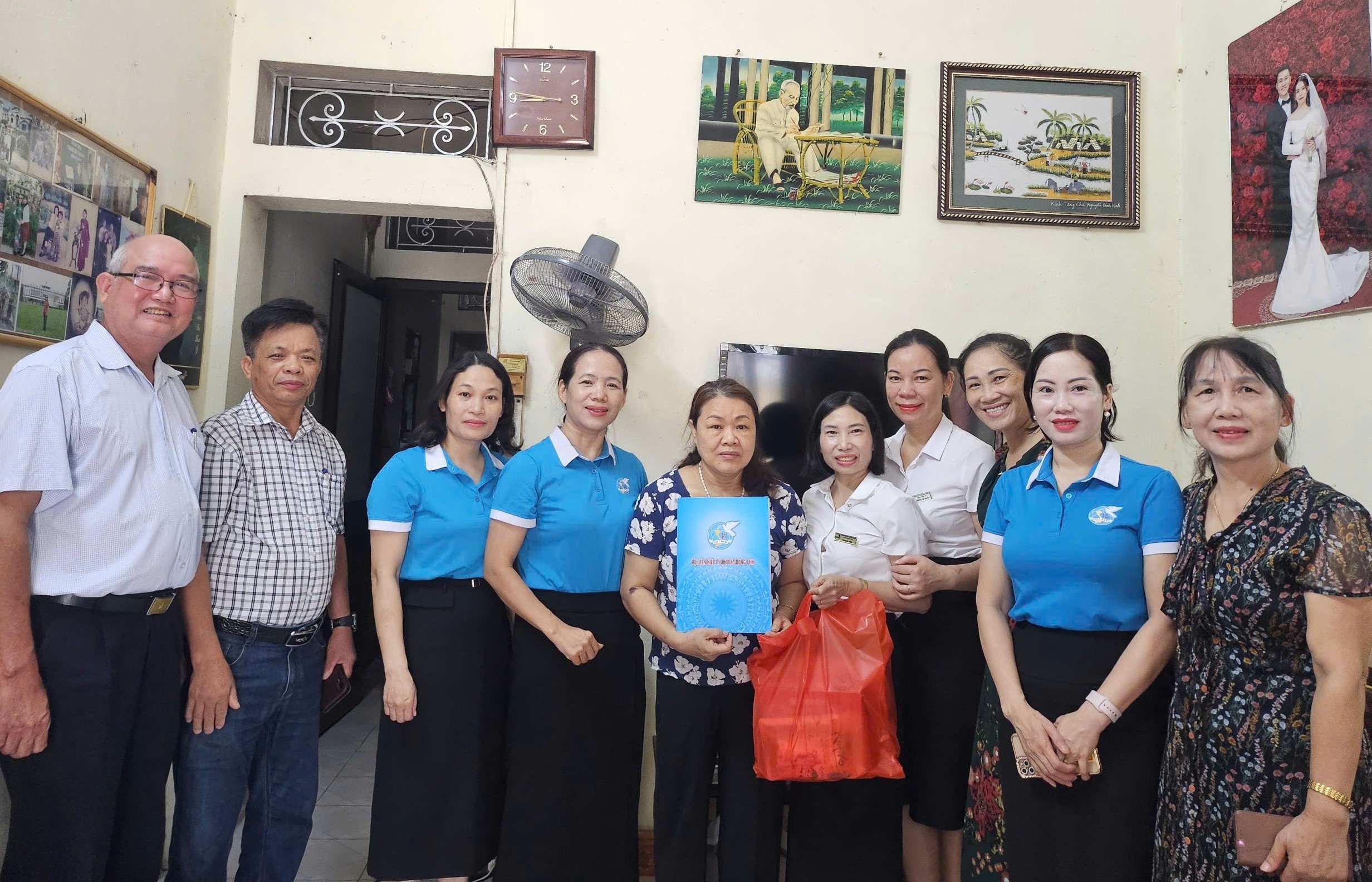 Phụ nữ Hà Nội chăm lo gia đình khó khăn dịp Quốc khánh