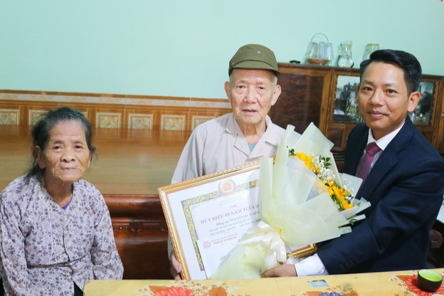 59 đảng viên xã Quốc Oai vinh dự nhận Huy hiệu Đảng