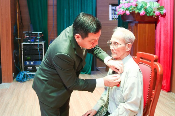 Bí Thư Đảng uỷ, Chủ tịch HĐND xã trao huy hiệu 70 năm tuổi Đảng cho đồng chí Phùng Văn Lại