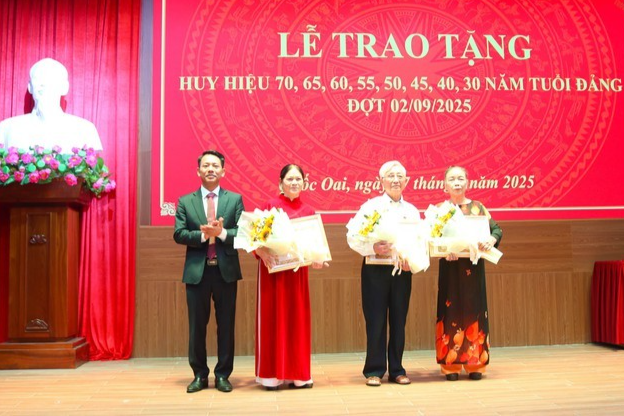 Lễ trao Huy hiệu Đảng do Đảng ủy xã Quốc Oai tổ chức 