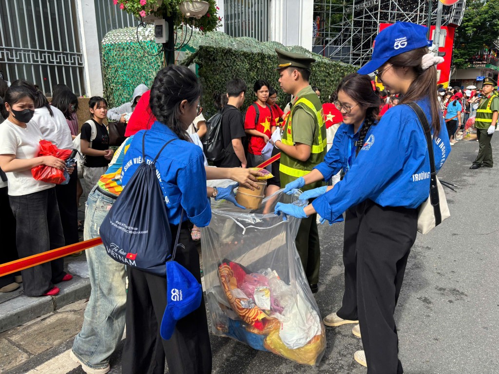 Phát động chiến dịch “Hà Nội sạch - Vì một Việt Nam xanh”