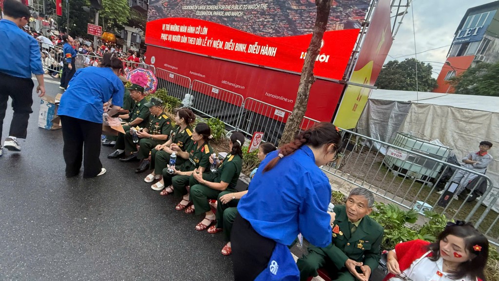 Cùng với việc tuyên truyền bảo vệ môi trường, thanh niên tình nguyện phường Hoàn Kiếm còn tổ chức phát nước phục vụ cựu chiến binh, người già, trẻ em theo dõi Tổng duyệt diễu binh, diễu hành Cùng với việc tuyên truyền bảo vệ môi trường, thanh niên tình nguyện phường Hoàn Kiếm còn tổ chức phát nước phục vụ cựu chiến binh, người già, trẻ em theo dõi Tổng duyệt diễu binh, diễu hành
