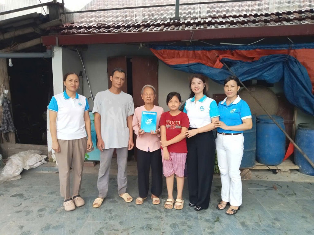Phụ nữ Hà Nội chăm lo gia đình khó khăn dịp Quốc khánh