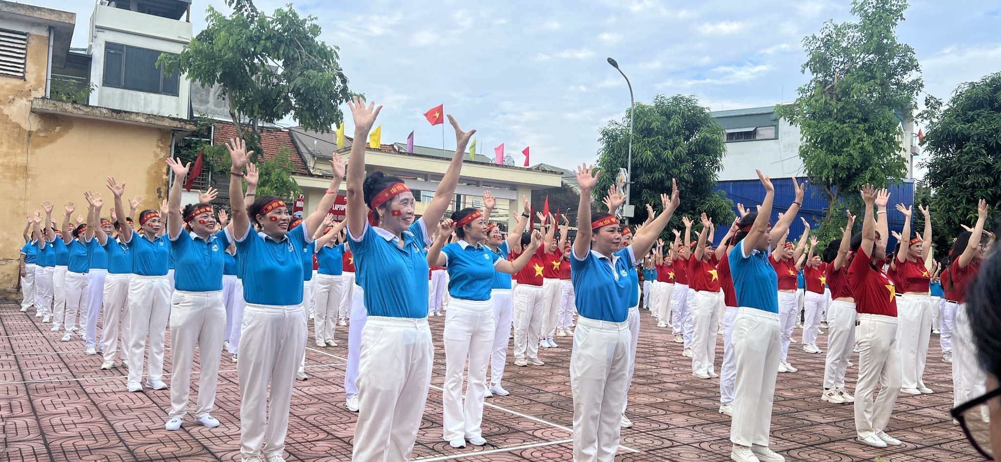 Phụ nữ xã Thư Lâm rạng rỡ đồng diễn dân vũ mừng Quốc khánh