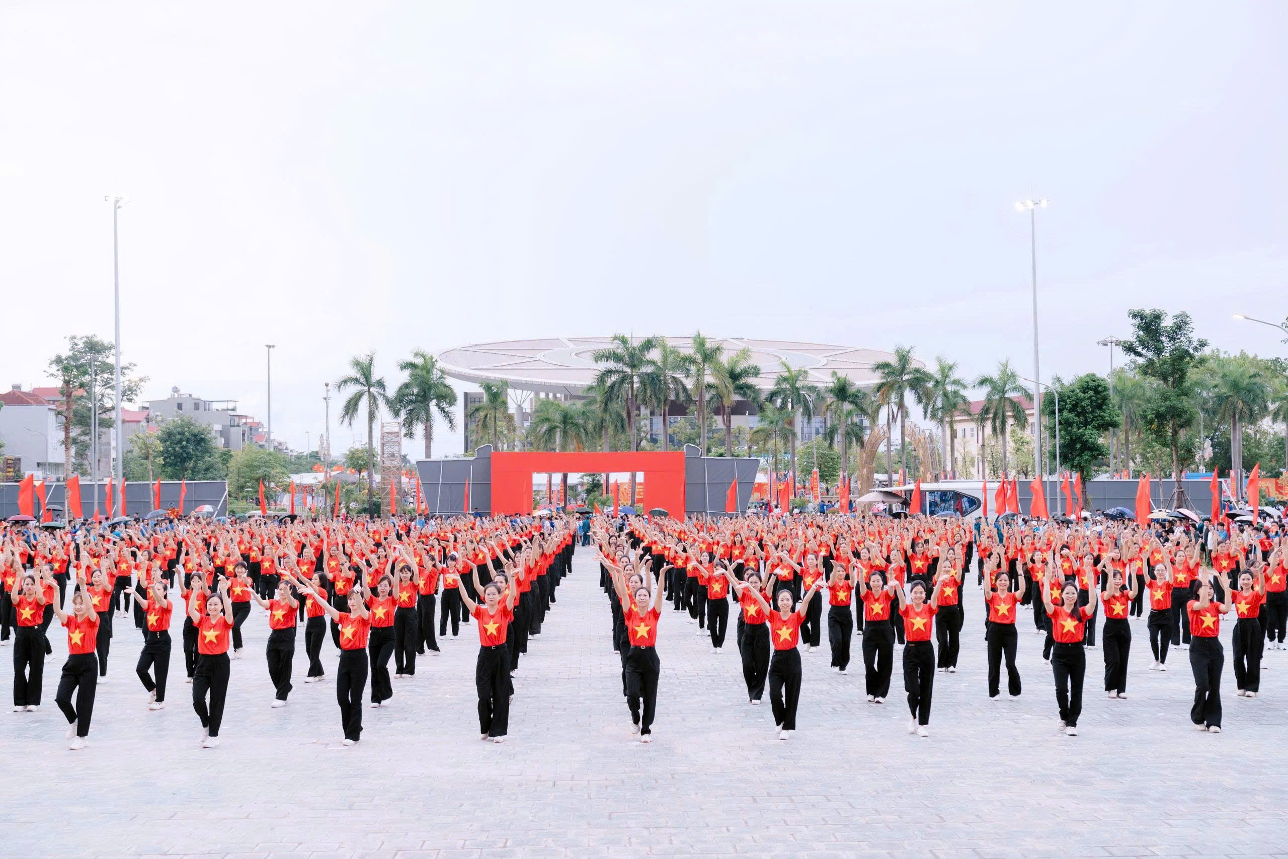 Hơn 80.000 phụ nữ Hà Nội đồng diễn dân vũ mừng Quốc khánh Hơn 80.000 phụ nữ Hà Nội đồng diễn dân vũ mừng Quốc khánh