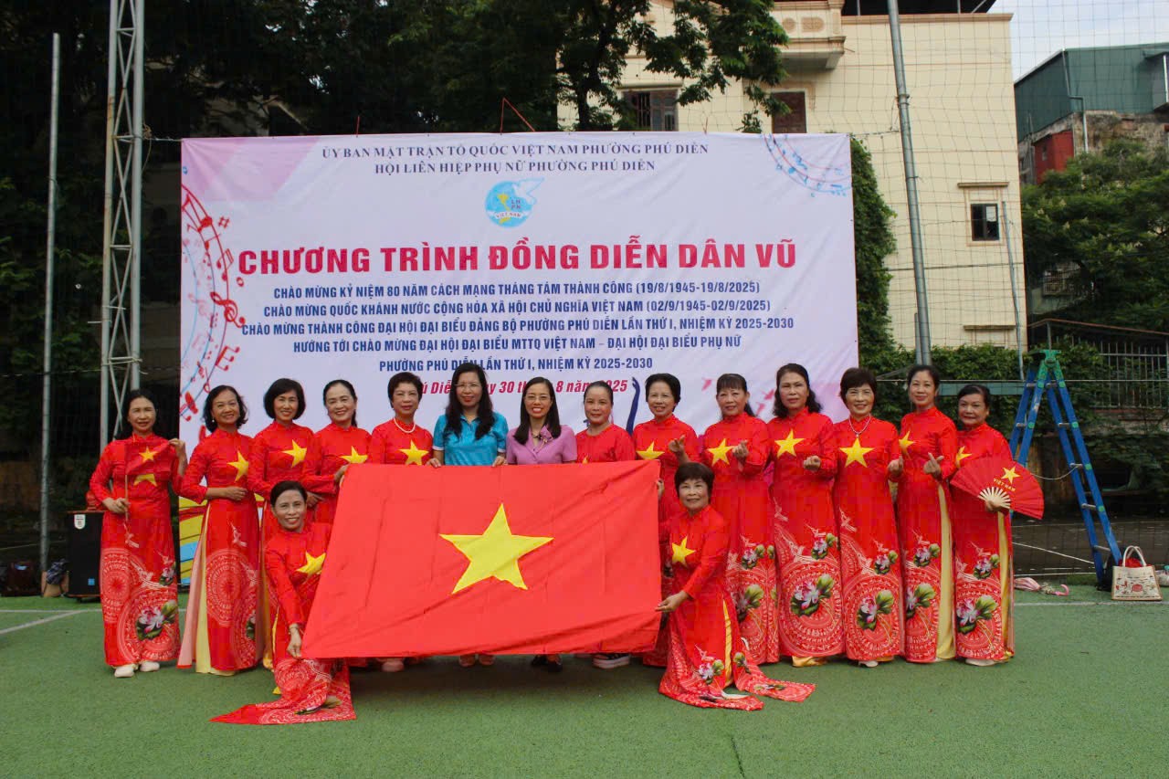 Hơn 600 phụ nữ Thủ đô đồng diễn áo dài