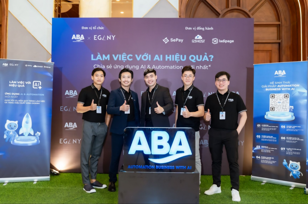 Đội ngũ BOD của ABA từ trái sang phải là anh Nguyễn Ngọc Cầm (CPO), Nguyễn Trọng Đức (CEO), Nguyễn Duy (CTO), Lê Đình Chánh Tuệ (CMO), Nguyễn Tấn Hoàng (COO)