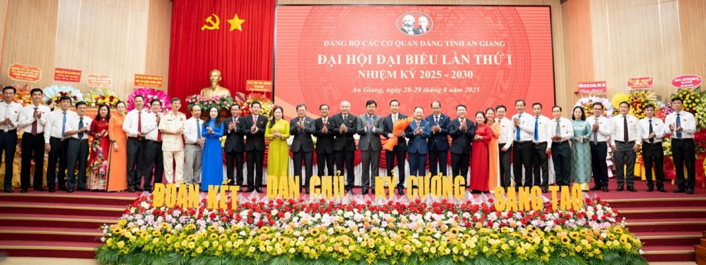 Ủy viên Ban Chấp hành Trung ương Đảng, Bí thư Tỉnh ủy An Giang Nguyễn Tiến Hải (thứ mười sáu, từ phải qua) tặng hoa chúc mừng Ban Chấp hành Đảng bộ Các cơ quan Đảng tỉnh An Giang nhiệm kỳ 2025 - 2030