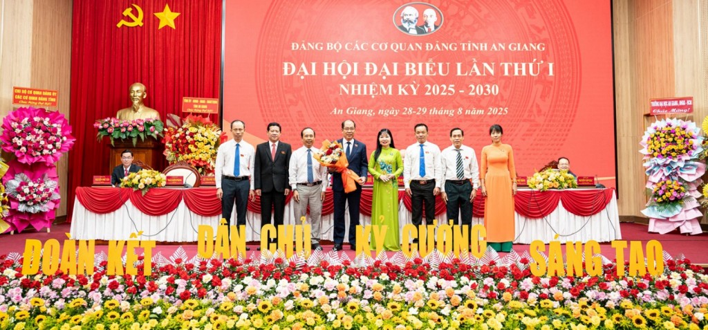 Ủy viên Ban Chấp hành Trung ương Đảng, Bí thư Tỉnh ủy An Giang Nguyễn Tiến Hải (thứ mười sáu, từ phải qua) tặng hoa chúc mừng Ban Chấp hành Đảng bộ Các cơ quan Đảng tỉnh An Giang nhiệm kỳ 2025 - 2030