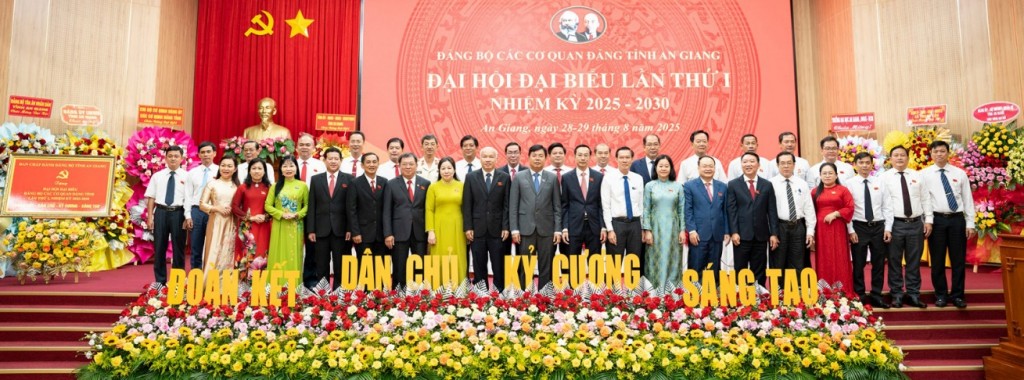 Bí thư Tỉnh ủy An Giang Nguyễn Tiến Hải chụp ảnh cùng Đoàn đại biểu dự Đại hội đại biểu Đảng bộ tỉnh An Giang nhiệm kỳ 2025 - 2030