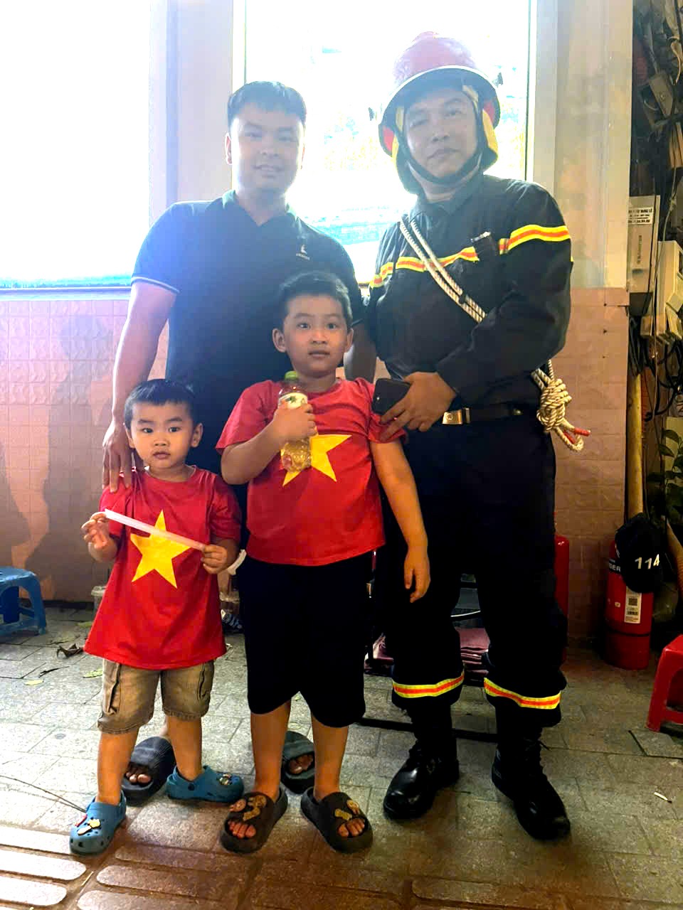 Hai em bé bị lạc người thân được Cảnh sát PCCC và CNCH hỗ trợ đưa về nhà an toàn hôm sơ duyệt diễu binh