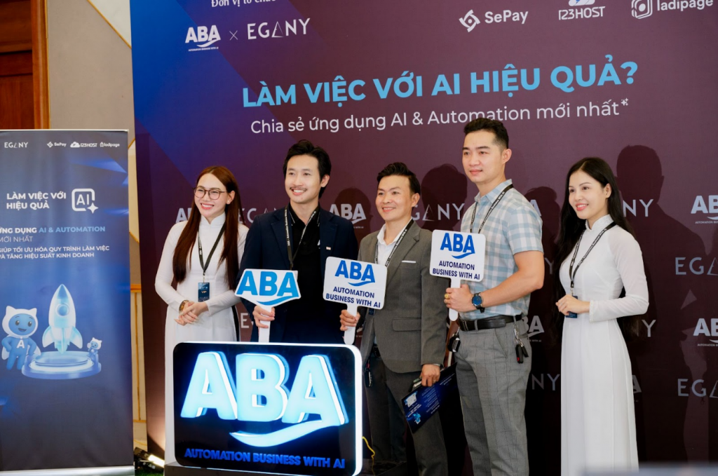 CEO ABA Nguyễn Trọng Đức chụp hình cùng khách mời