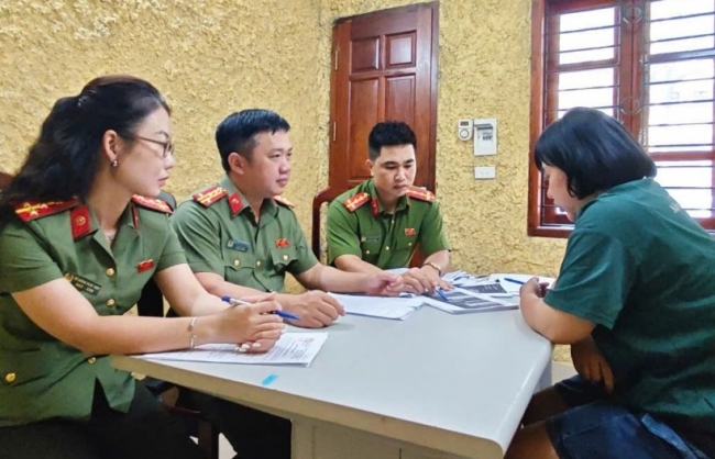 Tạm giữ hình sự đối tượng lừa đảo bán vé xem diễu binh
