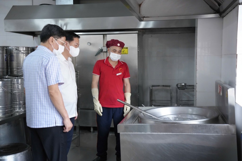Phó Giám đốc Sở Y tế Vũ Cao Cương và Chi cục trưởng Chi cục An toàn vệ sinh thực phẩm Đặng Thanh Phong kiểm tra bếp ăn tập thể trường học