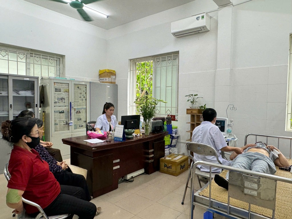 Người dân đến khám bệnh tại điểm Trạm Y tế Đỗ Động, xã Thanh Oai, Hà Nội.