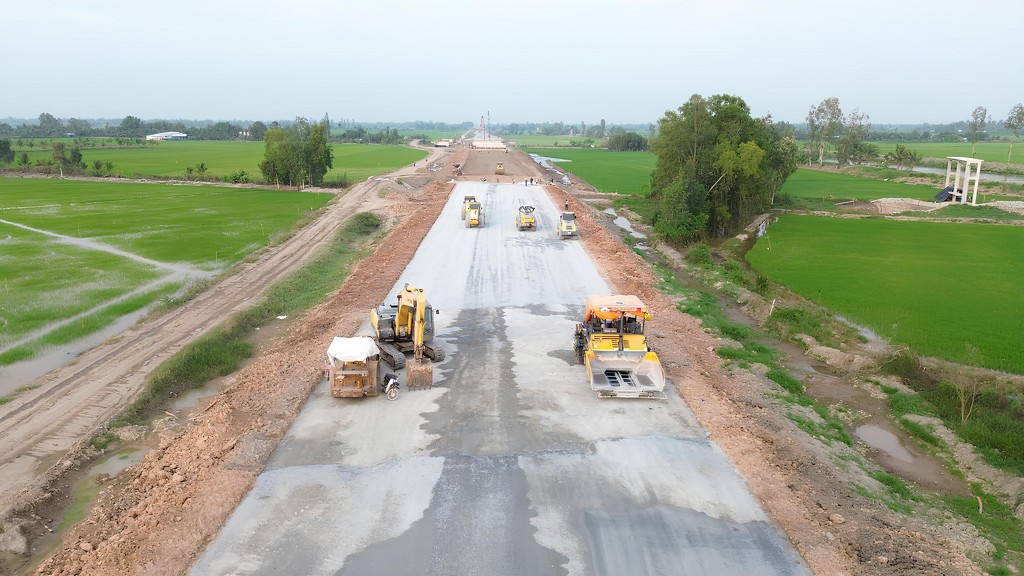 Sau 2 năm khởi công, dự án cao tốc Cần Thơ - Cà Mau đánh dấu bước chuyển từ giai đoạn thi công nền đường sang hoàn thiện mặt đường, phấn đấu hoàn thành cuối năm 2025 để nối liền toàn tuyến cao tốc Bắc - Nam trên cả nước