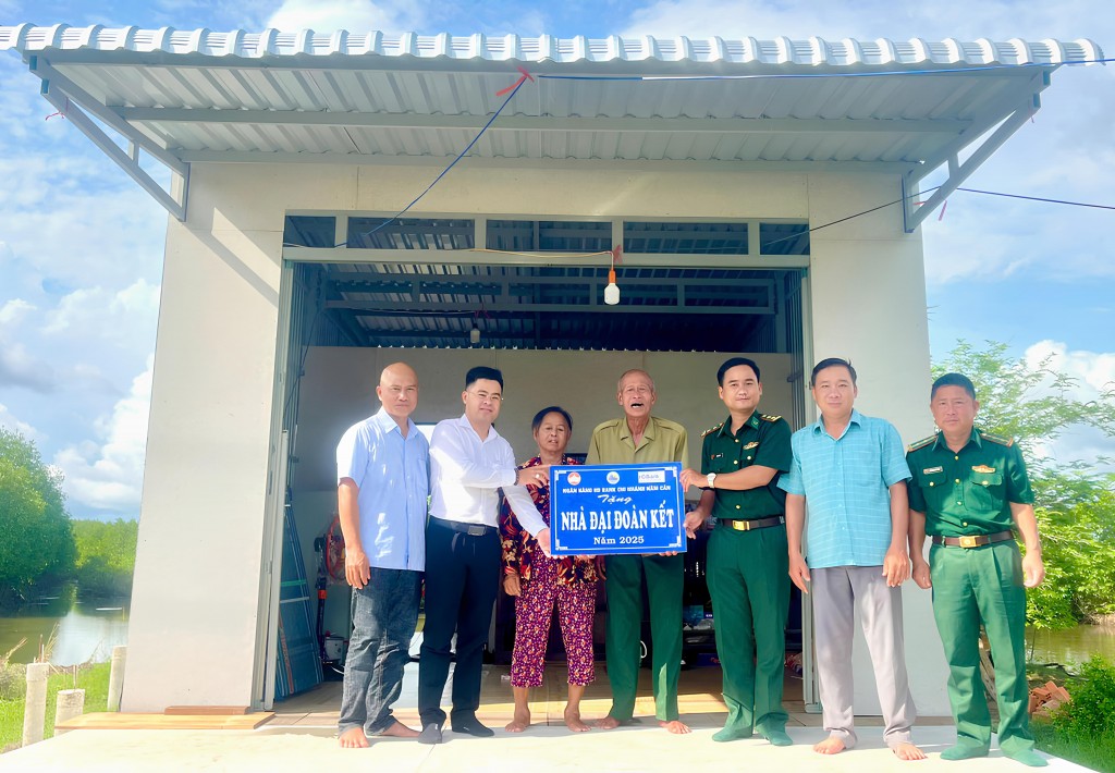Người dân Cà Mau phấn khởi khi đón nhận những căn nhà tình nghĩa mới, thể hiện sự chăm lo của Đảng và Nhà nước