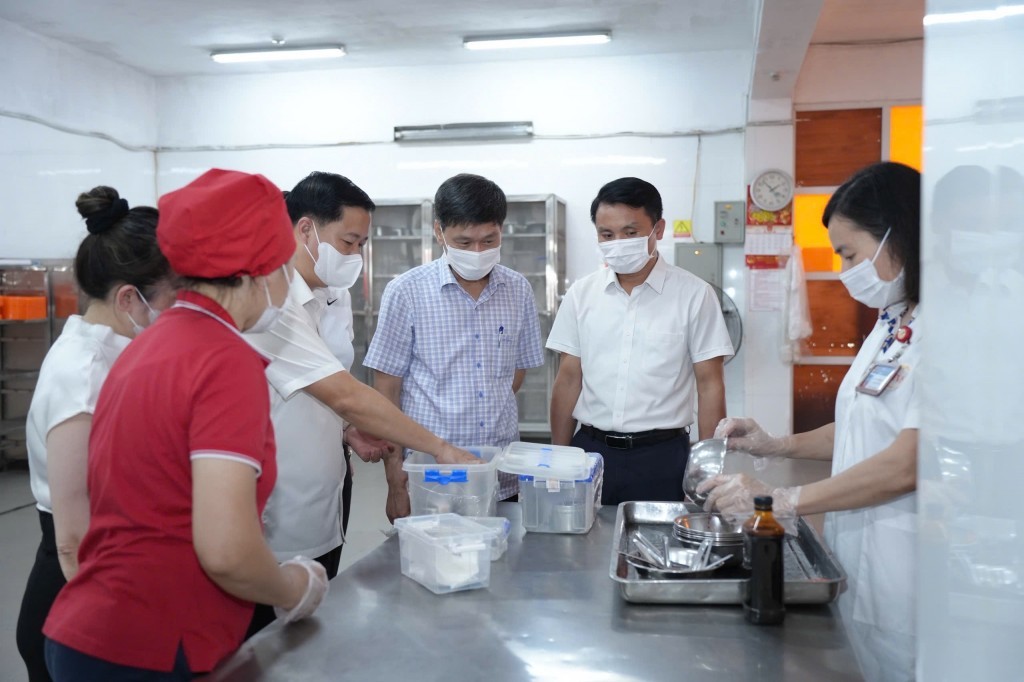 Các đoàn kiểm tra lấy mẫu xét nghiệm nhanh các loại khay ăn, thìa, dĩa