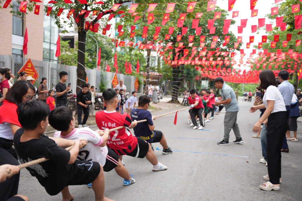 Trò chơi kéo co thu hút đông đảo thanh thiếu nhi và người dân tham gia 