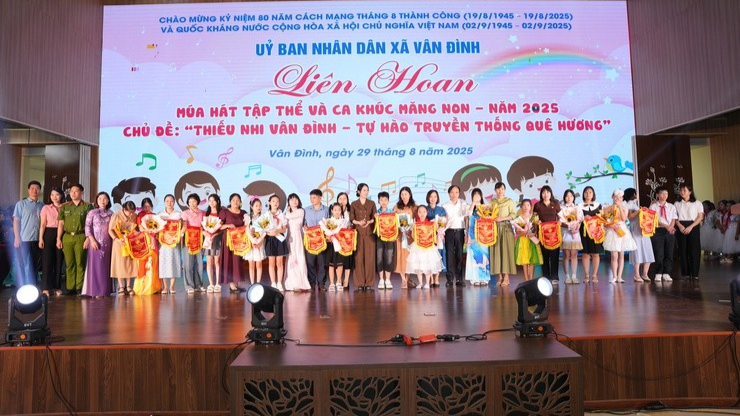 Các đội tham gia liên hoan nhận cờ lưu niệm 
