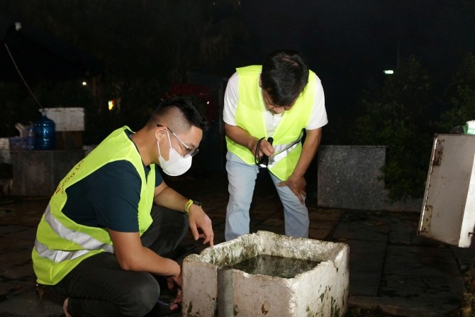 CDC Hà Nội kiểm tra công tác phòng chống dịch ban đêm, triển khai phun hóa chất diệt muỗi phục vụ Lễ kỷ niệm.