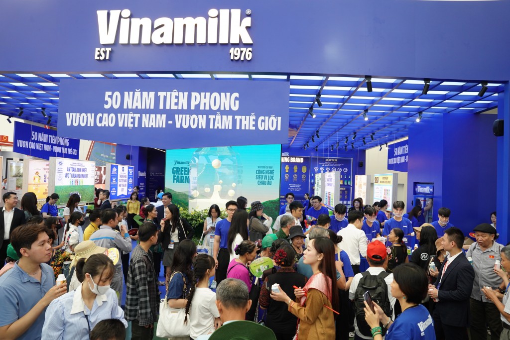 Theo ghi nhận, lượng người ghé thăm không gian trưng bày và trải nghiệm của Vinamilk luôn ở mức cao trong thời gian diễn ra triển lãm. Đây không chỉ là minh chứng cho sự gắn bó của người tiêu dùng với thương hiệu, mà còn cho thấy cách Vinamilk làm mới mình để tiếp cận công chúng một cách hiệu quả, hiện đại và gần gũi hơn. (Ảnh: Tịnh Không) Theo ghi nhận, lượng người ghé thăm không gian trưng bày và trải nghiệm của Vinamilk luôn ở mức cao trong thời gian diễn ra triển lãm. Đây không chỉ là minh chứng cho sự gắn bó của người tiêu dùng với thương hiệu, mà còn cho thấy cách Vinamilk làm mới mình để tiếp cận công chúng một cách hiệu quả, hiện đại và gần gũi hơn. (Ảnh: Tịnh Không)