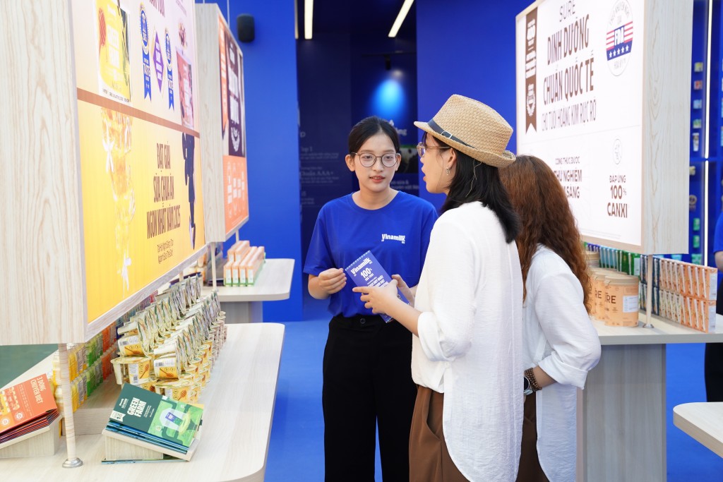 Các bạn trẻ đặc biệt yêu thích không gian trưng bày và trải nghiệm của Vinamilk. (Ảnh: Tịnh Không) Các bạn trẻ đặc biệt yêu thích không gian trưng bày và trải nghiệm của Vinamilk. (Ảnh: Tịnh Không)