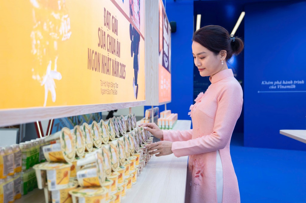 Vinamilk mang đến triển lãm những trải nghiệm thú vị qua cách thể hiện trực quan về những bước đột phá trong đổi mới sáng tạo, khoa học – công nghệ tạo ra sản phẩm dinh dưỡng tiêu chuẩn quốc tế, đón đầu các xu hướng tiêu dùng. (Ảnh: Tịnh Không) Vinamilk mang đến triển lãm những trải nghiệm thú vị qua cách thể hiện trực quan về những bước đột phá trong đổi mới sáng tạo, khoa học – công nghệ tạo ra sản phẩm dinh dưỡng tiêu chuẩn quốc tế, đón đầu các xu hướng tiêu dùng. (Ảnh: Tịnh Không)