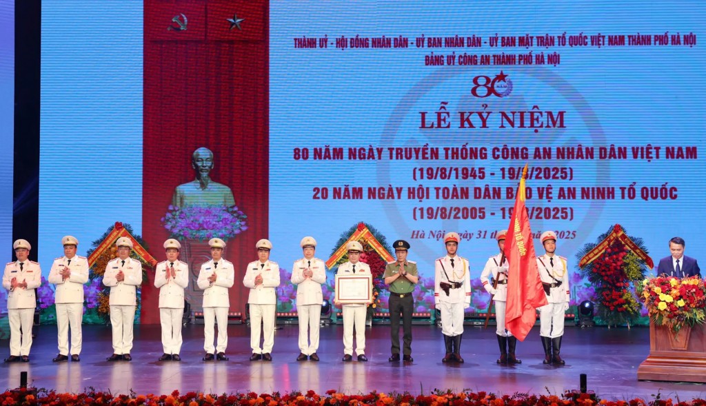 Bộ trưởng Bộ Công an Lương Tam Quang trao Huân chương Chiến công hạng Nhất cho Công an TP Hà Nội