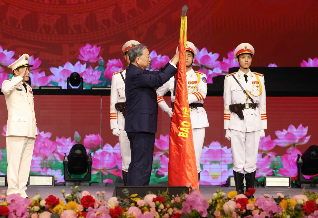 Tổng Bí thư Tô Lâm thay mặt lãnh đạo Đảng, Nhà nước gắn Huân chương Sao Vàng lên Cờ truyền thống của lực lượng CAND