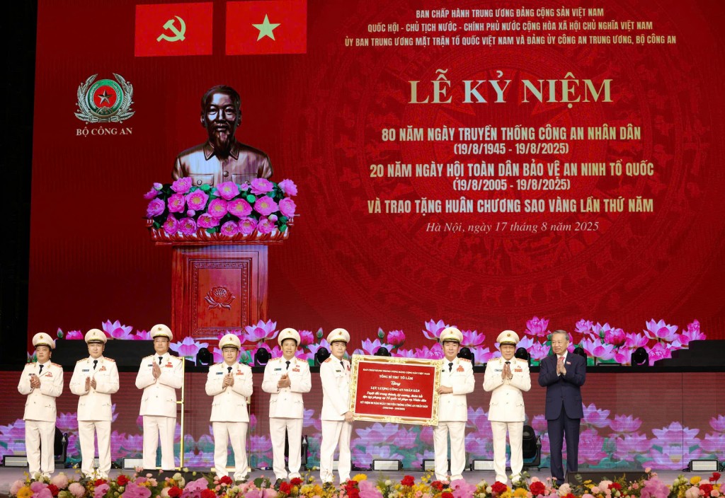 Tổng Bí thư Tô Lâm trao Bức trướng tặng lực lượng CAND
