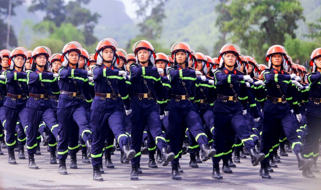 Lực lượng Công an tập luyện diễu binh, diễu hành chuẩn bị Lễ kỷ niệm 80 năm Cách mạng Tháng Tám và Quốc khánh 2/9