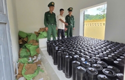 Tạm giữ 256 bình nghi là khí cười tại biên giới