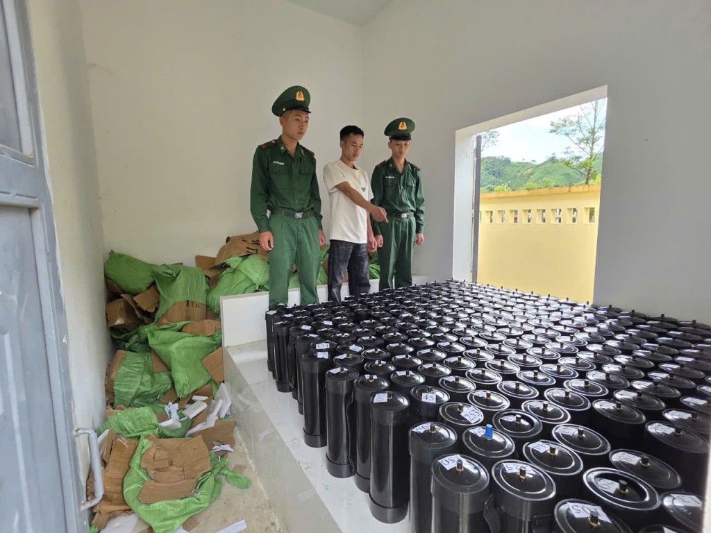Tạm giữ 256 bình nghi là khí cười tại biên giới