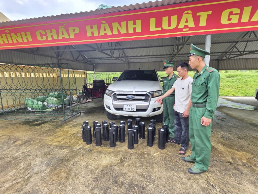 Tạm giữ 256 bình nghi là khí cười tại biên giới