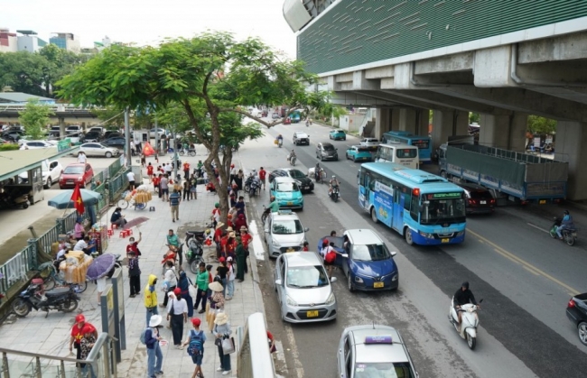 Tàu điện, xe buýt phục vụ tốt nhu cầu di chuyển của Nhân dân trong ngày Tổng duyệt A80