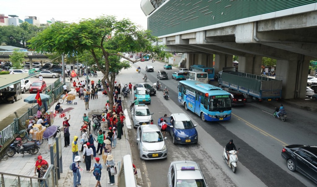 Tàu điện, xe buýt phục vụ tốt nhu cầu di chuyển của Nhân dân trong ngày Tổng duyệt A80
