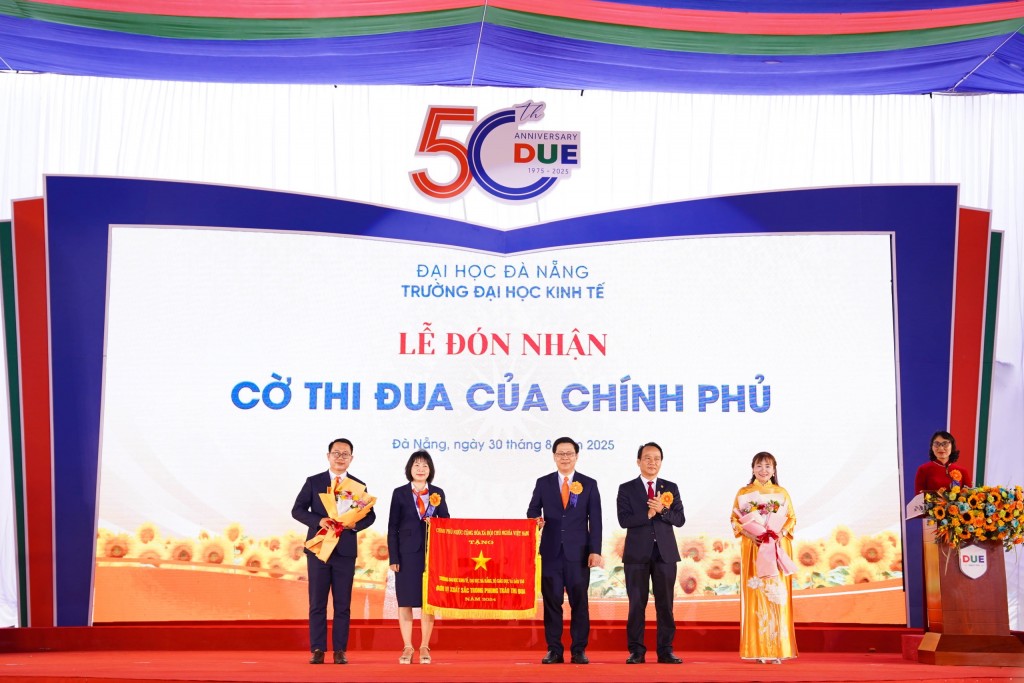 Trường Đại học Kinh tế - Đại học Đà Nẵng vinh dự đón nhận Cờ thi đua của Chính phủ