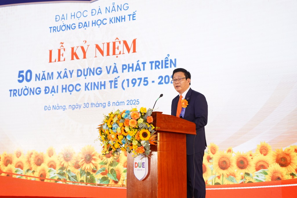PGS.TS Lê Văn Huy, Hiệu trưởng trường Đại học Kinh tế - Đại học Đà Nẵng đọc diễn viên tại lễ kỷ niệm