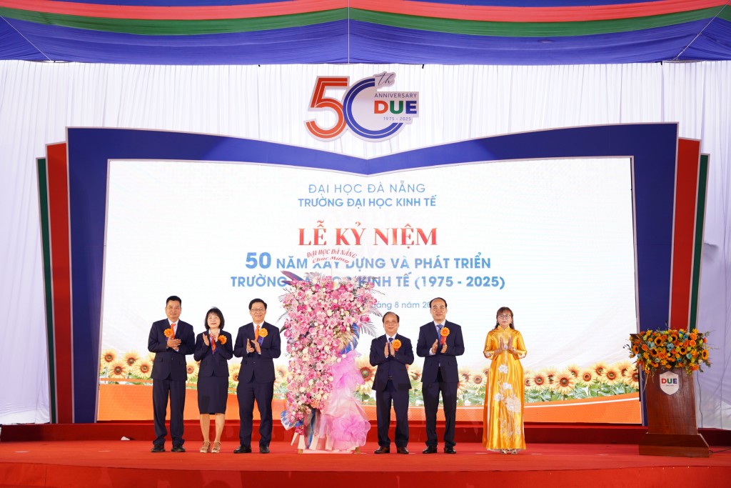 Lãnh đạo Đại học Đà Nẵng tặng hoa chúc mừng 