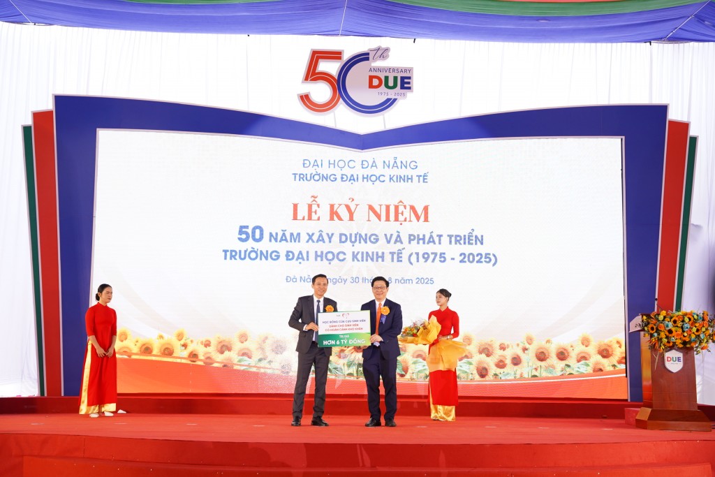 Hội cựu sinh viên trường trao tặng học bổng trị giá 6 tỷ đồng dành cho sinh viên có hoàn cảnh khó khăn 