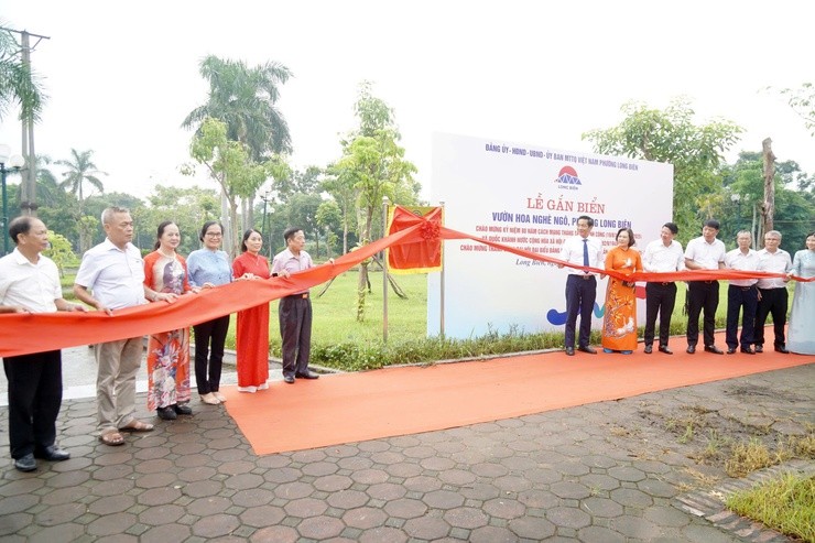 Gắn biển tên tuyến phố, công trình công cộng chào mừng Quốc khánh 2/9