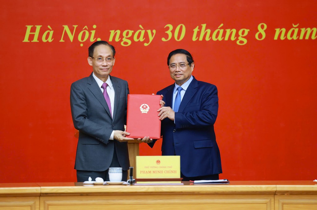 Thủ tướng Phạm Minh Chính trao quyết định tiếp nhận đồng chí Lê Hoài Trung, Bí thư Trung ương Đảng, Chánh Văn phòng Trung ương Đảng, về công tác tại Bộ Ngoại giao, giao Quyền Bộ trưởng Bộ Ngoại giao - Ảnh: VGP/Nhật Bắc
