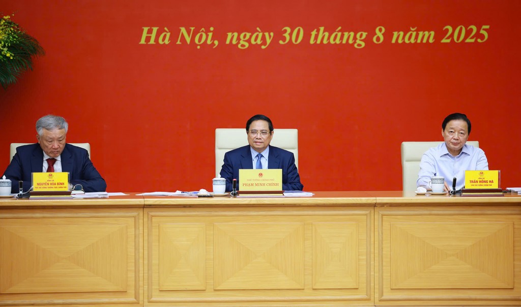 Thủ tướng Phạm Minh Chính yêu cầu Bộ Khoa học và Công nghệ chủ trì, cùng Bộ Xây dựng và các bộ, cơ quan liên quan khẩn trương hoàn thiện bộ tiêu chuẩn, quy chuẩn về đường sắt tốc độ cao trên cơ sở tham khảo, kế thừa, tiếp thu các tiêu chuẩn, quy chuẩn quốc tế - Ảnh: VGP/Nhật Bắc