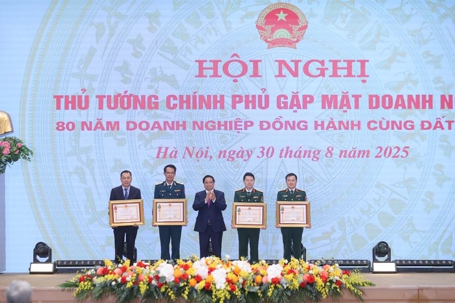 Thủ tướng Phạm Minh Chính trao Huân chương Bảo vệ Tổ quốc hạng Nhất tặng Tập đoàn Công nghiệp - Viễn thông Quân đội (Viettel) và Ngân hàng Quân đội (MB); trao Huân chương Bảo vệ Tổ quốc hạng Nhì tặng Binh đoàn 18 và Tập đoàn Điện lực Việt Nam (EVN) - Ảnh: VGP/Nhật Bắc
