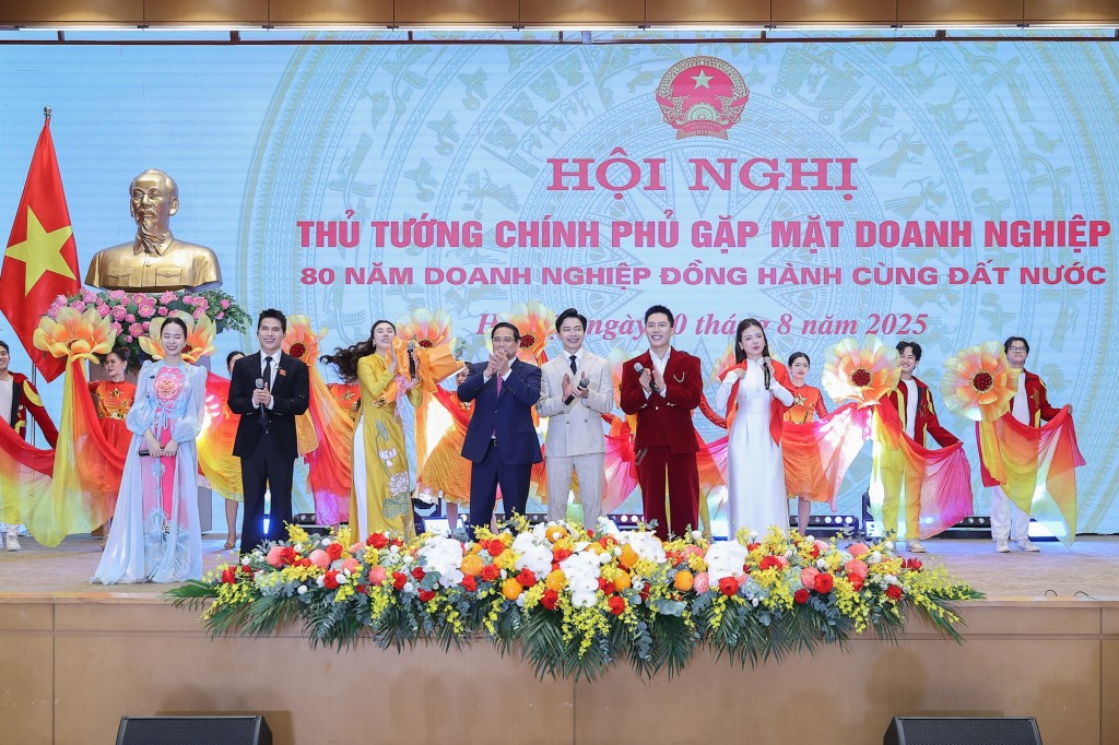Thủ tướng nêu rõ, Chính phủ, Thủ tướng Chính phủ cam kết luôn sát cánh, chia sẻ, đồng hành để xây dựng, phát triển cộng đồng doanh nghiệp, doanh nhân đoàn kết, phát triển hùng mạnh, góp phần thúc đẩy cơ cấu lại nền kinh tế, đổi mới mô hình tăng trưởng theo hướng xanh, số, tuần hoàn, bền vững - Ảnh: VGP/Nhật Bắc
