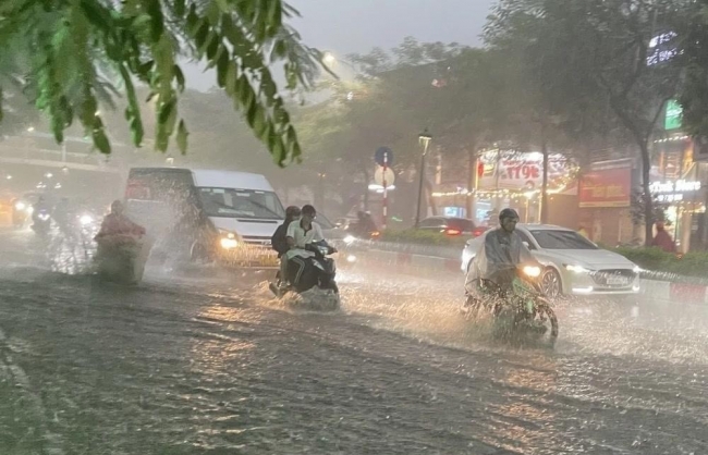 Bão số 6 suy yếu thành áp thấp nhiệt đới, đi vào đất liền Quảng Trị-Hà Tĩnh