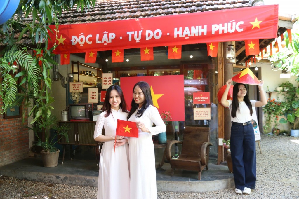 Nhiều bạn trẻ xúng xính áo dài, cờ hoa tranh thủ lưu lại những khoảnh khắc đẹp