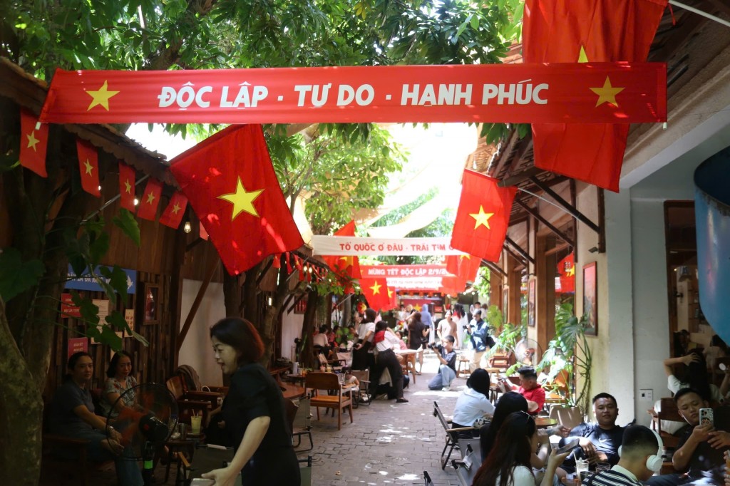 Việc sáng tạo không gian “cà phê yêu nước” trong dịp Quốc khánh 2/9 đã đem đến cho người dân và du khách trải nghiệm mới mẻ, ý nghĩa